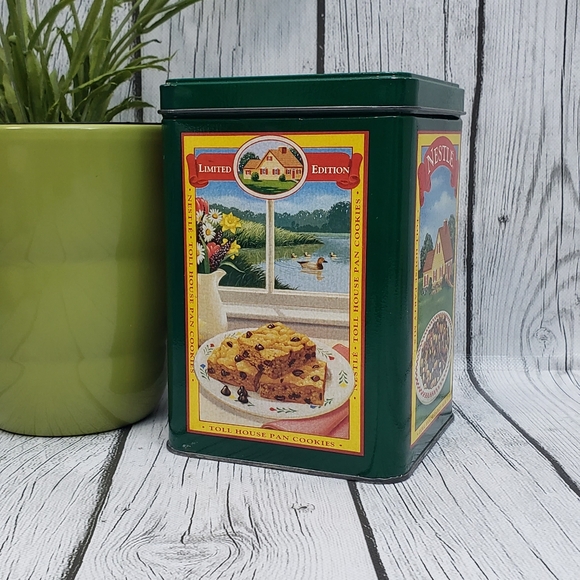 1970s Vintage Green Limited Edition Nestle Toll House Cookie Tin - Picture 1 of 8
